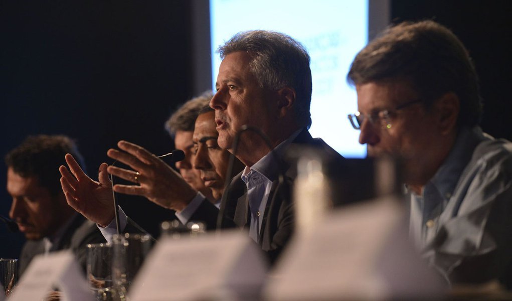 “Houve um sério problema de gestão. O governo ampliou as suas despesas sem consultar a Secretaria de Fazenda, sem consultar a Secretaria de Planejamento, e isso é fatal na administração pública. E isso se reflete na interrupção de serviços essenciais”, definiu o governador eleito, Rodrigo Rollemberg; além disso, Rollemberg classificou o atual orçamento do DF como uma “peça de ficção” com receitas superestimadas e despesas subdimensionadas