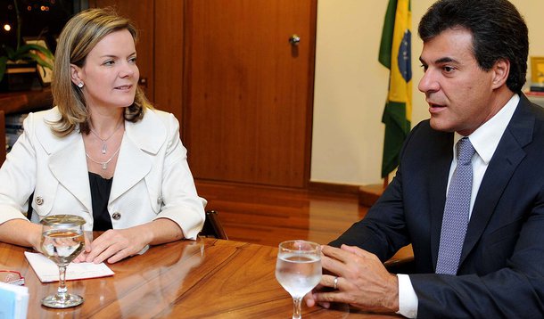 Governador tucano diz que Estado é discriminado pelo governo federal já que a ex-ministra da Casa Civil é candidata ao governo; já a senadora petista nega e acusa Richa de estar despreparado: "Minas Gerais também é governada pelo PSDB, São Paulo também e todos conseguiram empréstimos. Por que o interesse do PT seria maior no Paraná?"