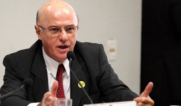 O almirante Othon Luiz Pinheiro da Silva, presidente licenciado da Eletronuclear, e mais oito pessoas foram indiciados pela Polícia Federal pelos crimes de corrupção passiva, lavagem de dinheiro e formação de organização criminosa; Othon, a filha Ana Cristina Toniol, o executivo da Andrade Gutierrez Energia, Flávio David Barra, e outros cinco supostos intermediários são suspeitos de fraudes em licitações nas obras da Usina Angra 3; segundo a Polícia Federal, as propinas originárias do esquema teriam chegado a R$ 4,5 milhões