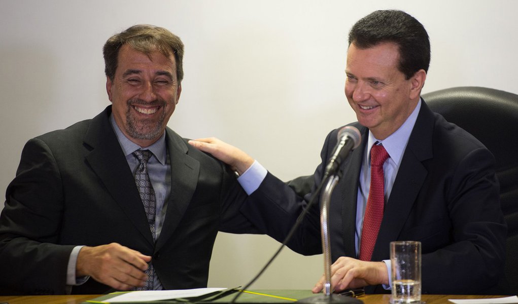 Presidente do PSD assegurou apoio do partido ao segundo governo da presidente Dilma Rousseff, ao tomar posse como ministro das Cidades, em Brasília, e declarou que prioridade da pasta é a habitação; governo vai contratar mais 3 milhões de moradias pelo programa Minha Casa, Minha Vida, afirmou; sobre possíveis cortes em programas de governo, disse que definição será da presidente