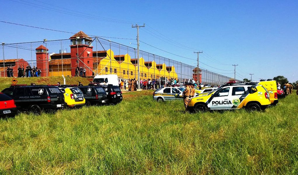 Mais de 24 horas após o término da rebelião que destruiu mais de 80% da Penitenciária Estadual de Cascavel (PR), sete presos que cumpriam pena na unidade continuam desaparecidos; segundo a Secretaria da Justiça, Direitos Humanos e Cidadania, a falta dos detentos foi notada, após a conferência do número de apenados transferidos para outros estabelecimentos do estado e dos que continuam abrigados em alas não danificadas da penitenciária