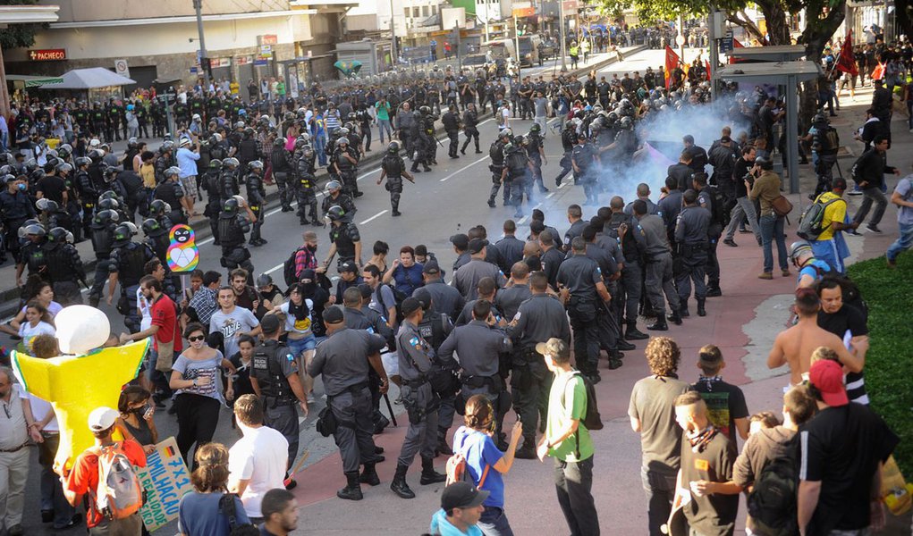 Os quatro policiais militares investigados por excessos durante protesto contra a Copa do Mundo, no Rio de Janeiro, ficarão afastados das ruas por pelo menos 30 dias; segundo a assessoria da Polícia Militar, eles foram presos administrativamente por 72 horas e, quando o prazo acabar, ficarão dentro dos quartéis, prestando serviços administrativos; com prazo de conclusão em 30 dias, os inquéritos Policiais-Militares foram abertos depois que vídeos e fotos divulgados na imprensa e nas redes sociais flagraram soldados agredindo jornalistas e manifestantes
