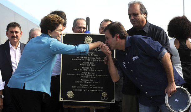 Cerimônia de inauguração da Transcarioca neste domingo serviu também para o prefeito do Rio tecer elogios à presidente Dilma Rousseff; Eduardo Paes, do PMDB do governador e pré-candidato Fernando Pezão, enalteceu Dilma em discurso que buscou manter articulação na qual os peemedebistas mantêm seu apoio à presidente na sua campanha de reeleição; "Essa cidade e esse estado vão saber reconhecer todo o seu carinho com o Rio", disse Paes; o PT, por ora, mantém seu compromisso de apoiar Pezão em detrimento à candidatura do senador Lindbegh Farias