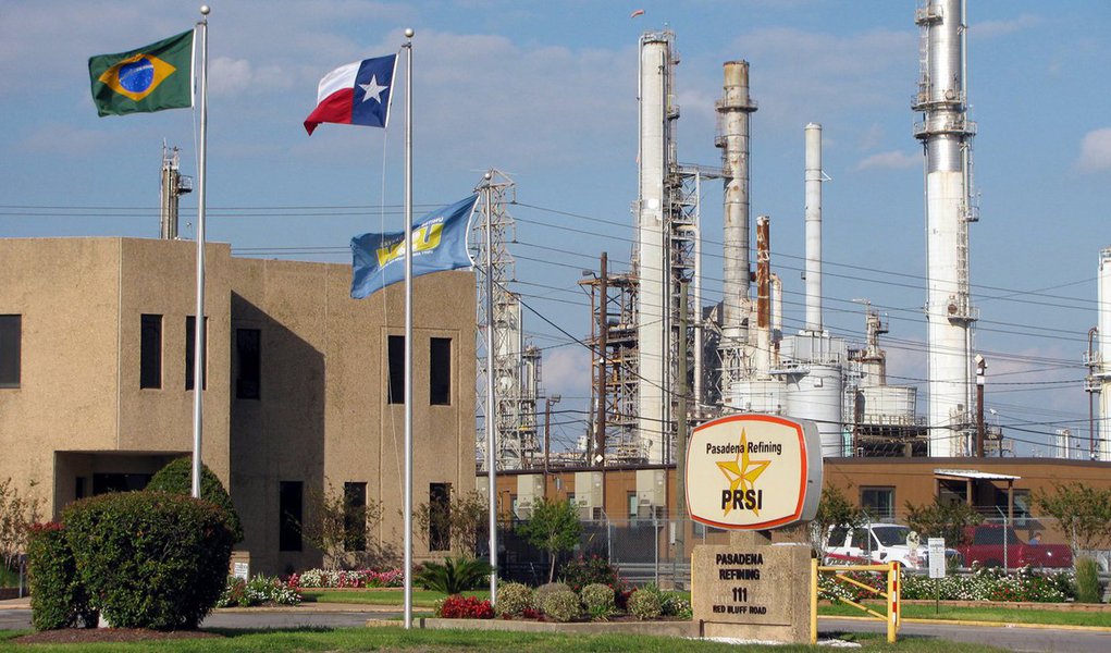 Jornal de Otávio Frias Filho enviou uma jornalista à cidade de Pasadena, nos Estados Unidos, para descobrir um pouco mais sobre a polêmica refinaria comprada pela Petrobras; até aí tudo bem; o que o jornal não esperava era ter que publicar que a empresa é lucrativa; "apesar das dificuldades para processar o óleo de Marlim, a Pasadena Refining System Inc. (PRSI) teve, nos dois últimos anos, seu melhor desempenho desde 2005, operando com uma boa margem. Em 2013, o grupo de refinarias do qual ela faz parte teve uma média de 95% de aproveitamento; confira análise do blog O Cafezinho sobre a matéria