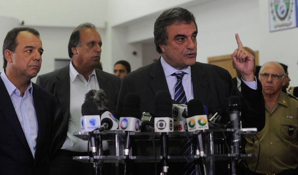 "É uma situação definitiva a presença do Estado na comunidade", disse o ministro da Justiça, José Eduardo Cardozo; "É um passo decisivo para a segurança, em uma área estratégica do Rio, pelo ir e vir nas linhas Vermelha e Amarela, na Avenida Brasil e na Transcarioca, que passam por ali e por uma população trabalhadora que vive ali", disse o governador Sergio Cabral