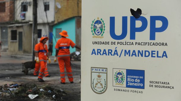 Em operação conjunta, a Polícia Federal, a Subsecretaria de Inteligência da Secretaria de Segurança Pública e a Polícia Civil prenderam, no balneário de Búzios, na Região dos Lagos, o traficante Bruno Eduardo da Silva Procópio, conhecido como Piná; segundo a polícia, ele é um dos principais suspeitos de articular os recentes ataques às Unidades de Polícia Pacificadora do complexo de favelas da zona norte do Rio de Janeiro