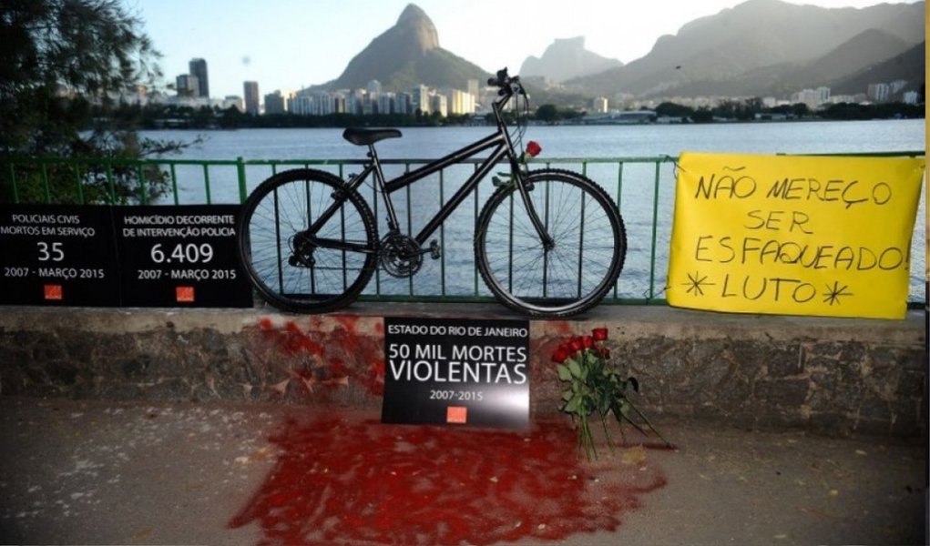 O Ministério Público solicitou a condenação do primeiro adolescente apreendido, de 16 anos, e a absolvição dos dois últimos, de 15 e 17 anos, pela morte do médico Jaime Gold, esfaqueado no dia 19 de maio durante um assalto na lagoa Rodrigo de Freitas, zona sul do Rio; a decisão causou surpresa, pois o primeiro adolescente sempre negou o crime, enquanto os outros dois confessaram o assassinato e inocentaram o primeiro, afirmando que ele não participou do latrocínio (roubo seguido de morte)