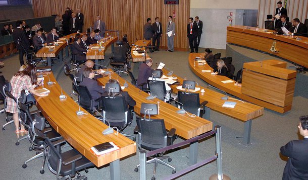 Os deputados distritais aprovaram um projeto que permitirá ao governo do Distrito Federal pagar as rescisões trabalhistas dos rodoviários dispensados pelas empresas que estão deixando o sistema de transporte público; a proposta do Executivo transfere ao GDF a responsabilidade de efetuar o pagamento das indenizações trabalhistas