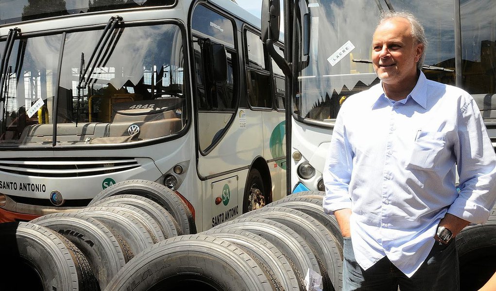 O governo do Distrito Federal exonerou dez secretários estaduais, nove administradores regionais e o diretor-geral do DFTrans, Marco Antônio Campanella, pois todos eles disputarão as eleições de outubro; ao todo, o DF tem 38 secretarias; as exonerações atendem à legislação eleitoral, que obriga a desincompatibilização de cargos antes meses antes das eleições por parte de quem deseja disputar o pleito