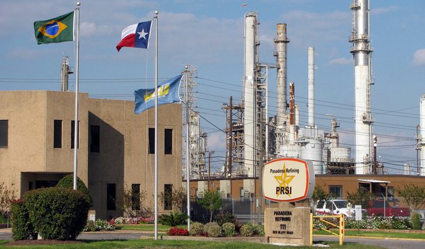 Jornal de Otávio Frias Filho enviou uma jornalista à cidade de Pasadena, nos Estados Unidos, para descobrir um pouco mais sobre a polêmica refinaria comprada pela Petrobras; até aí tudo bem; o que o jornal não esperava era ter que publicar que a empresa é lucrativa; "apesar das dificuldades para processar o óleo de Marlim, a Pasadena Refining System Inc. (PRSI) teve, nos dois últimos anos, seu melhor desempenho desde 2005, operando com uma boa margem. Em 2013, o grupo de refinarias do qual ela faz parte teve uma média de 95% de aproveitamento; confira análise do blog O Cafezinho sobre a matéria