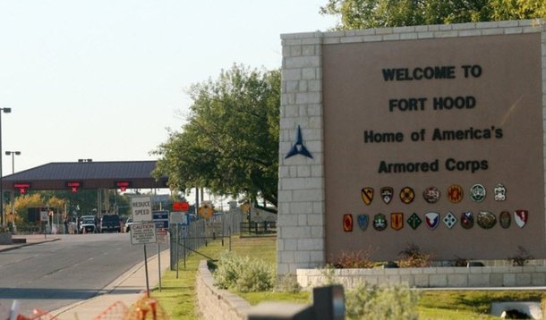 Em tratamento para depressão e ansiedade, soldado entrou em dois edifícios da base e abriu fogo antes de ser confrontado pela polícia do Exército; local foi palco de outro ataque semelhante em 2009