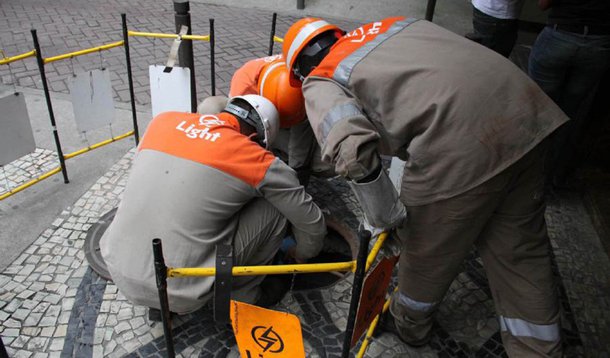 Empresas Light e Ampla, foram, juntas, alvo de mais de 48 mil processos judiciais de fevereiro de 2013 a janeiro deste ano; interrupções no fornecimento de energia e danos a equipamentos eletrônicos são alguns dos motivos 