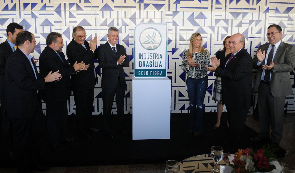 Os produtos feitos em Brasília terão um selo para que o consumidor os identifique; a marca Indústria Brasília, lançada no mezanino da Torre de TV, faz parte das ações do projeto Promoção da Indústria do Distrito Federal; segundo o governador Rodrigo Rollemberg, o próximo passo é fazer com que a população local valorize o que é produzido na cidade e expanda esse mercado; dados do Sebrae indicam que 92% do que é consumido na capital vem dos estados