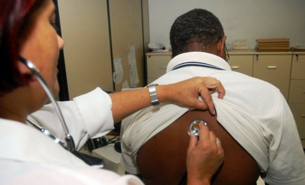 Para amenizar crise no sistema de saúde do Distrito Federal, secretaria anunciou chamamento de 443 profissionais aprovados em regime seletivo simplificado; serão mais 30 anestesistas, 60 pediatras, 40 cardiologistas, 90 clínicos, cinco cirurgiões pediátricos, 25 médicos da família, 50 ginecologistas, 10 hematologistas, 30 para especialistas para atuarem em UTI adulto e outros 30 em UTI neonatal