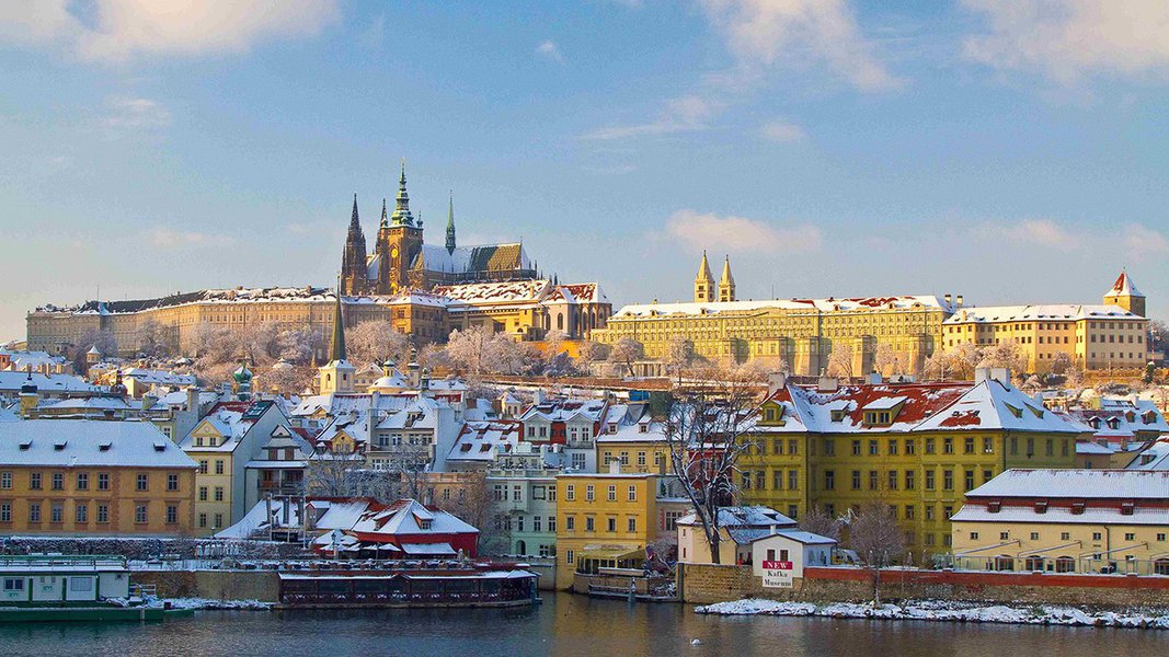 Praga é uma das cidades mais bonitas do Leste Europeu. Mesmo no inverno, quando muitos destinos não são recomendados, a capital da República Checa é romântica, irresistível e encantadora. Recoberta pela neve, também é perfeita para quem gosta de patinar no gelo