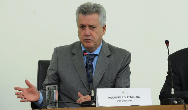 O governo do Distrito Federal tenta convencer os deputados distritais a "abrirem mão" voluntariamente das emendas parlamentares para complementar investimentos na Saúde, que tem um rombo alegado de R$ 400 milhões na saúde até o fim do ano; até esta quinta-feira (13), nenhum centavo indicado por cada parlamentar no orçamento deste ano havia sido aplicado
 
 
 