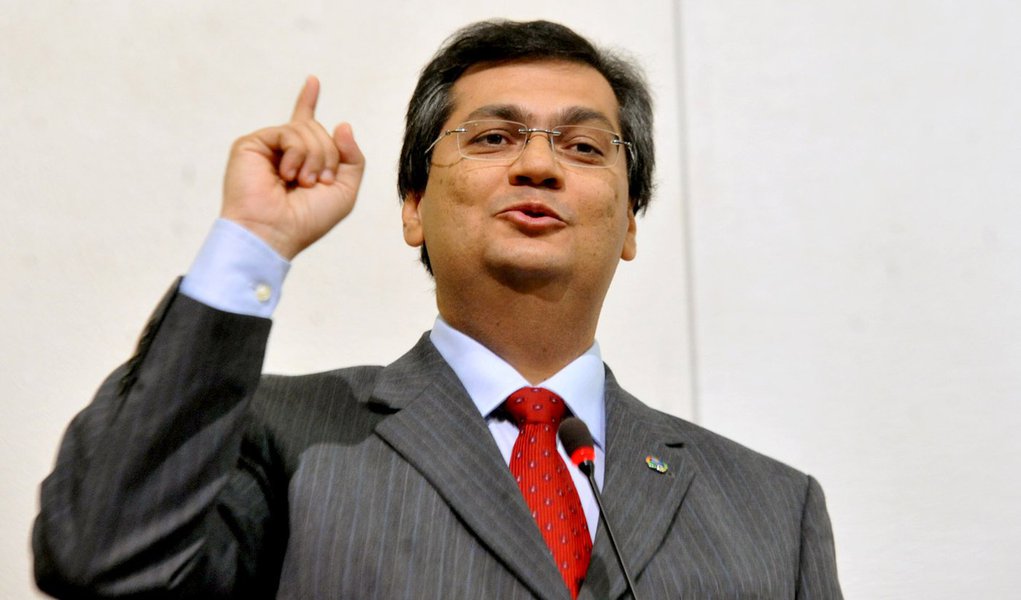 Tribunal de Contas da União confirmou que a gestão de Flávio Dino à frente do Instituto Brasileiro de Turismo (Embratur) teve contas aprovadas durante sua administração à frente da autarquia federal; o documento emitido pela Corte foi provado por uma ação do ex-candidato Edinho Lobão (PMDB) movida contra Flávio Dino no período eleitoral; peemedebista dizia que a prorrogação de contrato de prestação de serviço da empresa CPM Braxis para a Embratur era antieconômico ao Governo Federal; mas o TCU entendeu que não havia elementos para afirmar tais acusações