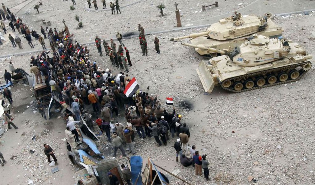 Em julho, o presidente Mohamed Mursi foi destituído do poder pelas Forças Armadas e substituído por Adly Mansour; desde então, as manifestações nas cidades egípcias aumentaram, assim como a violência 