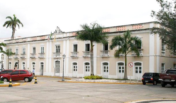 O desembargador Antonio Guerreiro Júnior deferiu a suspensão, pelo prazo de 48 horas, de mandado judicial que determinou a reintegração de posse das dependências da Prefeitura de São Luís e imediata desocupação do local por professores grevistas; a medida cautelar foi requerida pela Procurador-geral do Município ante a possibilidade de negociação entre as partes para a desocupação voluntária do prédio.
 