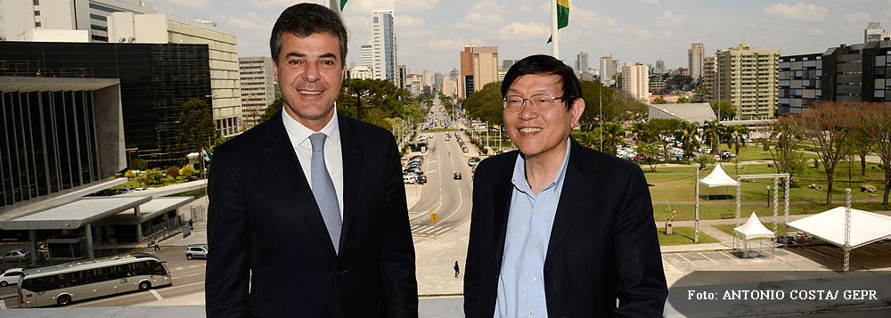 A empresa chinesa Shineraytek/Giotek quer implantar no estado a primeira fábrica de lâmpadas LED fora do continente asiático; o projeto já foi apresentado ao governador Beto Richa e pelo presidente da Shineraytek/Giotek, Richard Chang, no Palácio Iguaçu; a previsão é que sejam investidos cerca de R$ 150 milhões na construção da unidade