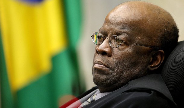 Ricardo Melo diz em artigo que a democracia brasileira vem sendo fustigada pela hipertrofia do Judiciário, em especial do Supremo e pelo seu presidente, Joaquim Barbosa, que "se acha" a Justiça; “Há quem chame isto de judicialização da política. Ou quem sabe ensaio de golpe branco em vários níveis da administração”