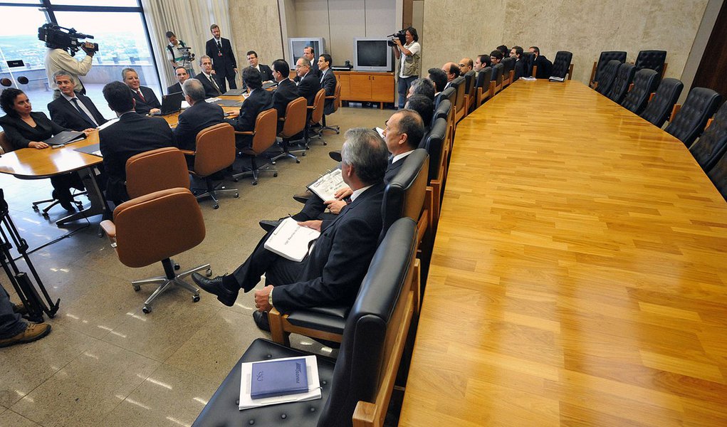 Na opinião de instituições financeiras consultadas pelo BC, a taxa básica deve subir 0,25 ponto percentual; a previsão do mercado financeiro é que a taxa continue a subir e feche 2014 em 11,25% ao ano; no primeiro dia das reuniões, os chefes de departamento apresentam uma análise da conjuntura doméstica, com dados sobre a inflação, o nível de atividade econômica, as finanças públicas, a economia internacional, o mercado de câmbio, as reservas internacionais e o mercado monetário