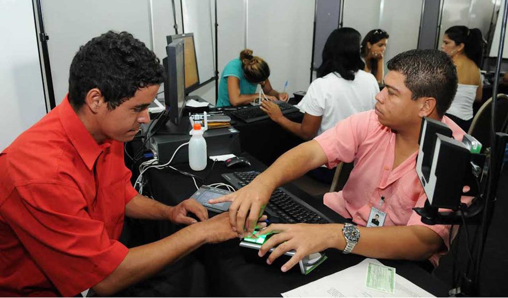 Um total de 363 mil brasilienses ainda precisa fazer o recadastramento biométrico, a pouco mais de três semanas para o fim do prazo; até as 18h desta quinta-feira (6), 1.460.125 dos eleitores haviam sido recadastrados, o que representa 80% de 1.823.546 de pessoas aptas para o voto biométrico; o TRE-DF encerra nesta sexta-feira (7) o atendimento por agendamento