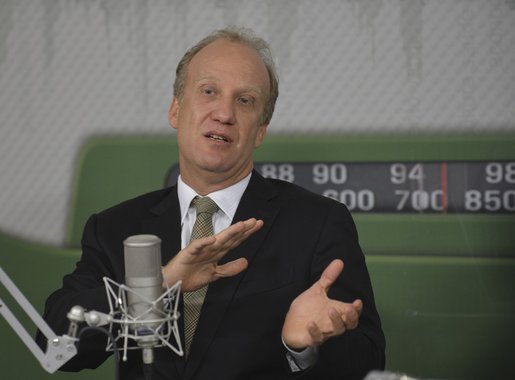 Novo ministro da Secretaria de Assuntos Estratégicos da Presidência, Marcelo Neri disse que o brasileiro médio teve um crescimento de 6,9% em sua renda nos últimos 12 meses, segundo pesquisa sobre o bem estar da população apresentada ontem à presidente Dilma Rousseff e a 21 dos 39 ministros do governo; "Em suma o Brasil está ficando mais próspero e mais igual, menos desigual", disse