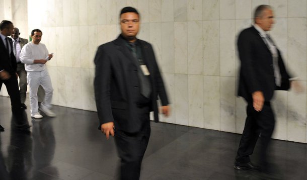 Deputado afastado deverá acompanhar a sessão do plenário para decidir se ele terá seu mandato cassado ou não; a perda do mandato de Natan Donadon depende do voto favorável de 257 deputados; ele cumpre pena no presídio da Papuda, desde junho de 2013, por ter sido condenado pelo STF a 13 anos de prisão por formação de quadrilha e pelo desvio de cerca de R$ 8 milhões da Assembleia Legislativa de Rondônia