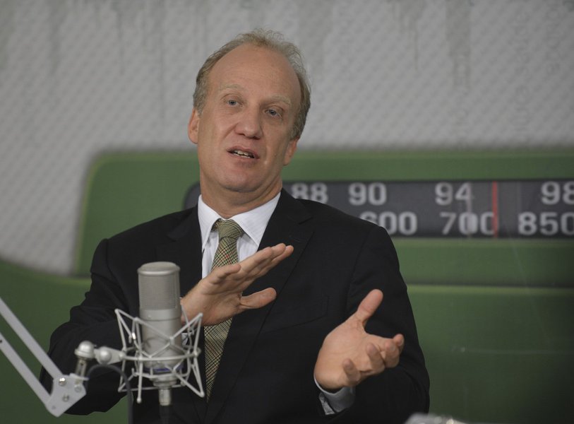 Novo ministro da Secretaria de Assuntos Estratégicos da Presidência, Marcelo Neri disse que o brasileiro médio teve um crescimento de 6,9% em sua renda nos últimos 12 meses, segundo pesquisa sobre o bem estar da população apresentada ontem à presidente Dilma Rousseff e a 21 dos 39 ministros do governo; "Em suma o Brasil está ficando mais próspero e mais igual, menos desigual", disse