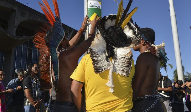 Após reunião sem resultados concretos com o ministro da Justiça, José Eduardo Cardozo, os índios que faziam um protesto em Brasília nesta quinta (29) declararam "guerra" ao ministro e morte aos fazendeiros que disputam terras com eles; principal reivindicação foi por agilidade na demarcação de terras, mas eles queriam também punição aos assassinatos de lideranças indígenas e a libertação de índios presos; cacique Uilton Tuxá afirmou que foi a "pior" reunião com o governo federal da qual já participou