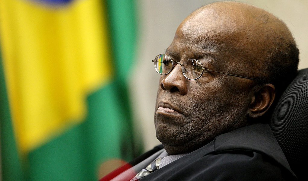 Ricardo Melo diz em artigo que a democracia brasileira vem sendo fustigada pela hipertrofia do Judiciário, em especial do Supremo e pelo seu presidente, Joaquim Barbosa, que "se acha" a Justiça; “Há quem chame isto de judicialização da política. Ou quem sabe ensaio de golpe branco em vários níveis da administração”