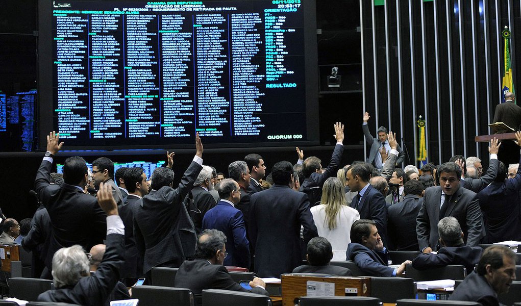 Texto do relator Paulo Teixeira (PT-SP) privilegia a conciliação e a mediação, por meio da criação de um corpo que atuaria para tentar resolver os conflitos sem a necessidade do juiz; deputados terão até segunda-feira para apresentar os destaques; entre eles a medida para que processos sejam julgados por ordem de chegada e do pagamento de honorários para advogados públicos que passariam a ter direito aos das causas dos processos ganhos