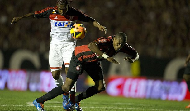 Na primeira partida da final da Copa do Brasil, disputada no Estádio Durval de Britto, em Curitiba, o Flamengo começou perdendo para o Atlético-PR, mas, com um belo gol de Amaral, os cariocas empataram em 1 a 1 e agora levam vantagem no último e decisivo confronto, no Maracanã, no próximo dia 27; o Rubro-Negro poderá ser campeão com um empate sem gols.