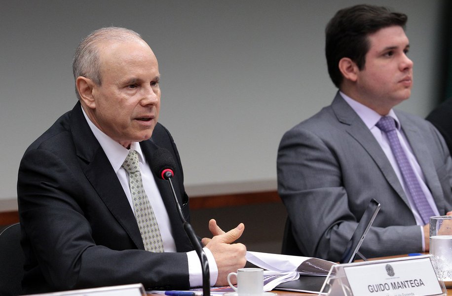 Em audiência pública na Câmara, o ministro da Fazenda afirmou que não fazia parte do conselho administrativo da Petrobras à época da compra da refinaria, mas que tem certeza de que "houve um debate"; o negócio, em 2006, era promissor, disse Guido Mantega; o ministro também abordou outros assuntos, como a situação do setor elétrico e o rebaixamento da nota do Brasil; para Mantega, a avaliação da S&amp;P teve efeito "nulo" no mercado