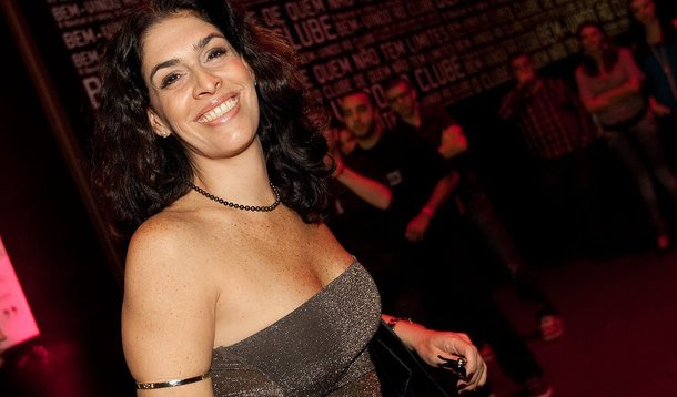 Após polêmica sobre a publicação de biografias não autorizada, empresaria e ex-mulher de Caetano Veloso nega censura e diz que “há que se entender onde o interesse público acaba e onde começa o mercantilismo editorial que vende a intimidade alheia como se fosse parte indissociável desse conhecimento”