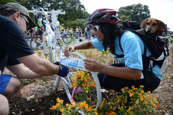 Em 2009, foram 42 ciclistas mortos e, em 2012, foram 31. O diretor de Educação de Trânsito do Detran-DF, Marcelo Granja, acredita a queda no número de mortos se deve a uma maior conscientização dos motoristas em respeitar o ciclista e do próprio ciclista em não andar mais no sentido contrário ao fluxo de veículos, que é mais arriscado