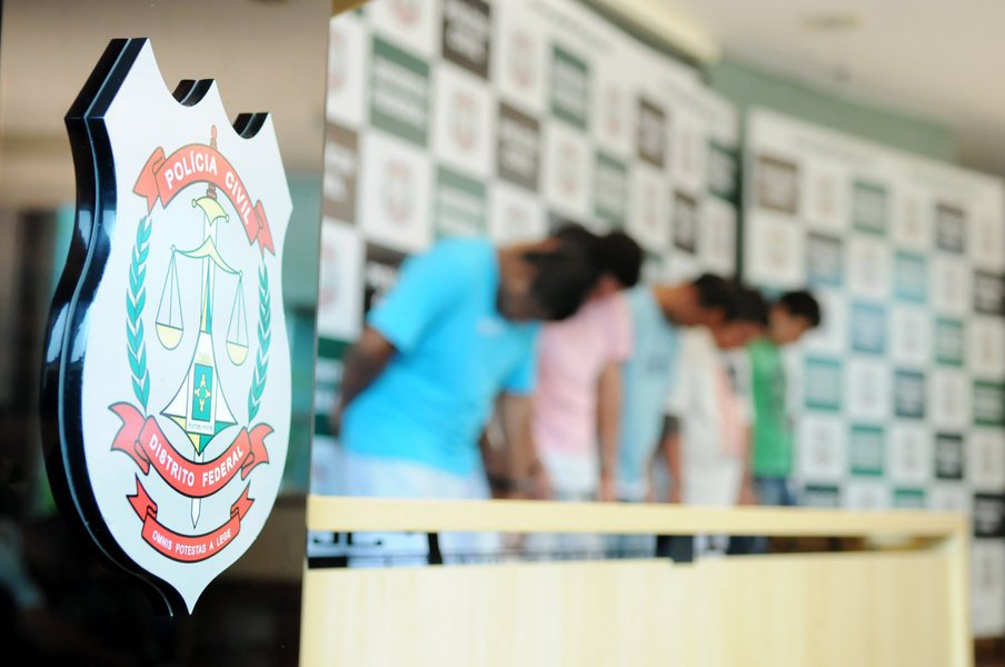 Foram apreendidos, durante operação da Polícia Civil, 40 quilos de crack, 2,5 mil comprimidos de ecstasy, além de medicamento proibidos; foram presos seis homens e uma mulher