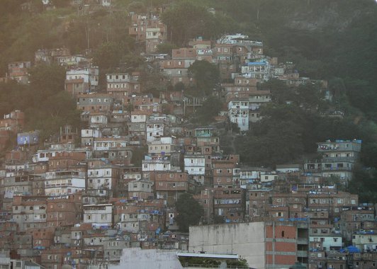 Um homem morreu e outro ficou ferido no Morro do Pavão-Pavãozinho, em Copacabana, zona sul da cidade; segundo os moradores, a vítima foi morta durante uma troca de tiros; de acordo com o Comando-Geral das UPPs, o atirador ele tinha três passagens pela polícia, uma por roubo e duas por tráfico