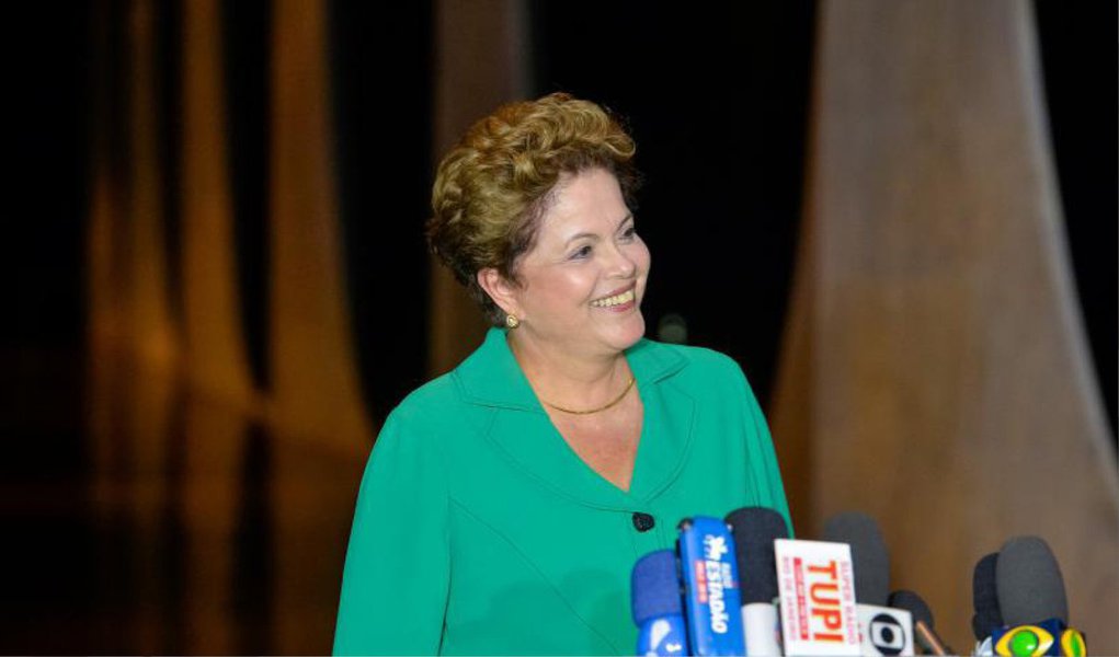 Em entrevista coletiva nesta segunda-feira, 25, em Brasília, a presidente Dilma Rousseff rebateu as críticas da candidata do PSB, Marina Silva, de que o Brasil não precisa de um gerente; "É intrínseco o presidente da República se preocupar com gestão, porque se ele não se preocupar com a gestão, esse presidente está querendo ser rei ou rainha da Inglaterra", disse a presidente