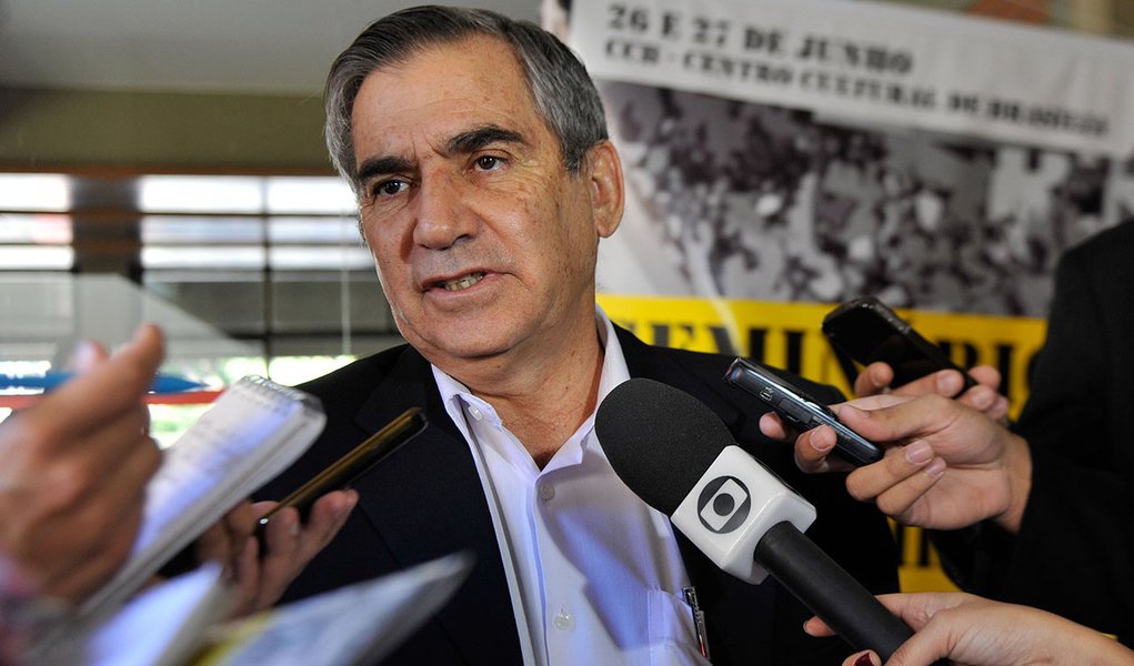 "Quem mora no Rio sabe o que é a transformação que a cidade está sofrendo neste momento. São tantas obras, que até atrapalham a vida da cidade. É uma transformação extraordinária. O que acontece no Rio, você vai ver em Manaus, em Cuiabá, em Natal, em Brasília. Depois das manifestações de junho, a presidenta determinou o destino de R$ 50 bilhões para a mobilidade urbana. E isso começa a dar frutos", ressaltou o ministro-chefe da Secretaria-Geral da Presidência da República, Gilberto Carvalho