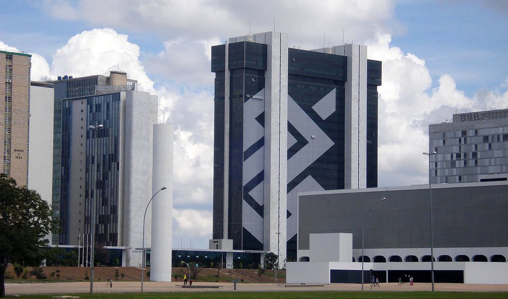 Maior instituição financeira do país registrou ganho líquido de R$ 2,704 bilhões para o terceiro trimestre, uma queda de 0,9 por cento sobre o ano anterior; resultado, porém, ficou acima do esperado pela média de previsões de analistas