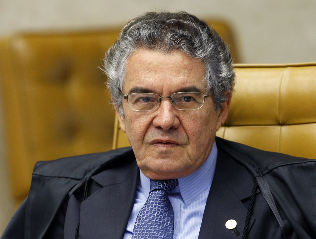 Ministro do Supremo Tribunal Federal defendeu nesta quarta-feira 11 que sejam julgados com prioridade os recursos dos condenados no processo do mensalão que tiveram o trabalho externo revogado, bem como o do ex-deputado José Genoino, que pede para voltar a cumprir prisão domiciliar; "Eu creio que o ministro Joaquim deveria trazer imediatamente esses processos, esses agravos", disse, sobre o presidente da Corte