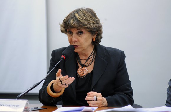 Deputada federal Erika Kokay (PT-DF), que solicitou o debate, argumenta que apesar de ter sido criada pela Lei 12.305/10, a Política Nacional de Resíduos Sólidos ainda encontra dificuldades de implementação; parlamentar cita como exemplo o caso do Distrito Federal, onde cerca de 2.500 catadores tiram o sustento do Lixão da Estrutural, que deve ser fechado em poucos meses por determinação da lei; debate desta terça-feira contará com a presença do secretário-executivo da Secretaria-Geral da Presidência, Diogo de Sant´Ana