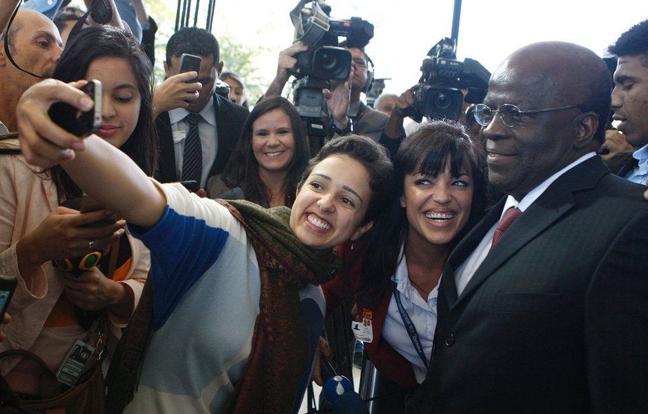 O presidente do Supremo Tribunal Federal, Joaquim Barbosa, reapareceu no noticiário; agora, depois de adiar sua aposentadoria do STF e pedir férias, ele reapareceu num bar da Lapa, no Rio de Janeiro, acompanhado de seguranças da casa, para assistir "Um malandro em Paris"; no início deste ano, depois de ir a passeio à capital francesa recebendo diárias, ele devolveu parte aos cofres públicos à sociedade; episódio mostra que o ministro revela dificuldade para desapegar do cargo e se livrar das benesses do poder