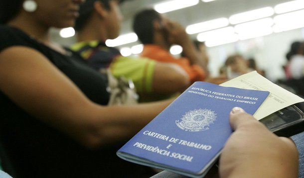 Taxa é a menor para o mês desde o início da série histórica iniciada em 2002, segundo a Pesquisa Mensal de Emprego (PME) divulgada pelo IBGE; em fevereiro a taxa foi 5,1% e 5,7% em março de 2013