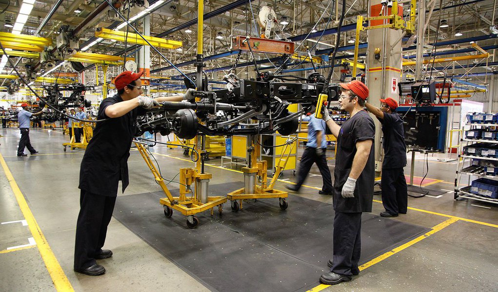 A produção industrial do Rio de Janeiro vem se fortalecendo no mês de setembro, segundo dados divulgados pelo IBGE; os números são resultados da produção automotiva, que apresentou um crescimento de 23,6%; no acumulado do ano de 2013, a alta cravou 1,2%, o que, de acordo com o instituto, foi a maior na base de comparação desde julho de 2012, quando o estado registrou crescimento de 5,6%
 
 
 