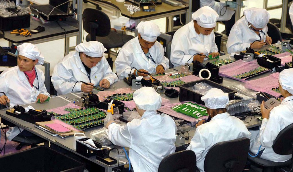 A produção industrial brasileira subiu 2% em janeiro frente a dezembro, informou o Instituto Brasileiro de Geografia e Estatística (IBGE) nesta quarta-feira, 4; na comparação com janeiro de 2014, entretanto, a produção teve queda de 5,2%
 