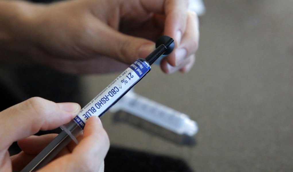 No Brasil, a importação de medicamentos sujeitos a controle especial sem registro no país, por pessoa física, é possível por meio de pedido excepcional de importação para uso pessoal. O prazo médio das liberações, de acordo com o órgão, é de uma semana