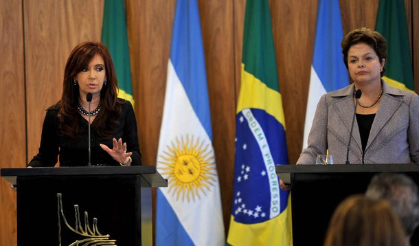 Presidente determinou que o ministro do Desenvolvimento, Mauro Borges, e o secretário-executivo da Fazenda, Paulo Rogério Caffarelli, conversem rapidamente com o governo argentino de Cristina Kirchner para reduzir restrições para a exportação de veículos automotores; Dilma Rousseff se reuniu hoje com o presidente da Anfavea, Luiz Moan, que falou sobre um "prejuízo pesado" no setor